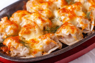 Kızarmış köfte ile soğan ve pastırma bir dökme demir tava üzerinde. erimiş peynir