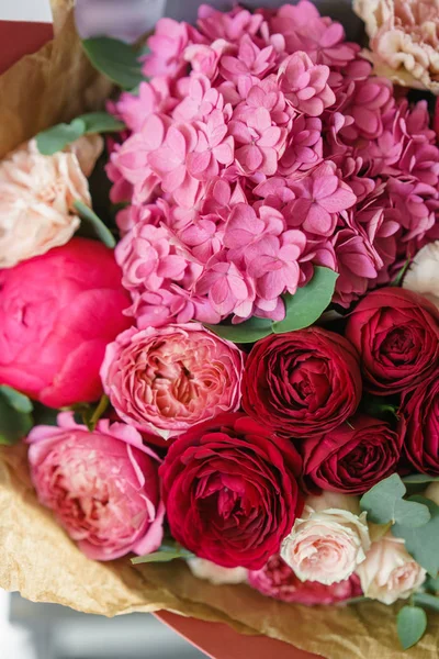 Schöner Frühlingsstrauß. Blumenschmuck mit Hortensien und Pfingstrosen. Farbe rot und rosa. Konzept eines Blumenladens, eines kleinen Familienunternehmens — Stockfoto