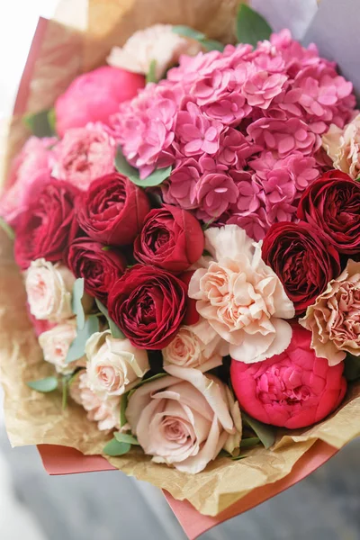 Szép tavaszi csokor. virágkötészeti pünkösdi rózsa és Hortenzia. Szín, piros és rózsaszín. Virágbolt, egy kis családi vállalkozás fogalma — Stock Fotó