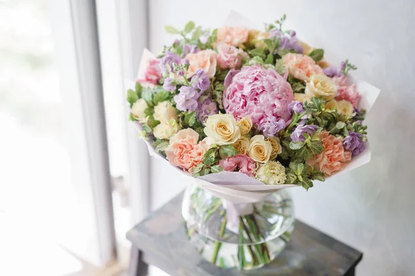 Güzel bahar buket. Mix çiçek aranjmanı. Bir çiçekçi dükkanı, küçük bir aile şirketi kavramı. Renk pembe ve Lila.