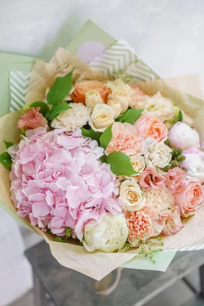 Hermoso ramo de primavera. arreglo floral con hortensias y peonías. Color rosa claro. El concepto de una floristería, una pequeña empresa familiar —  Fotos de Stock