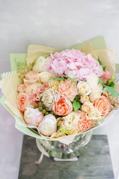 güzel bahar buket. Ortanca ve peonies çiçek aranjmanı. Renk pembe. Bir çiçekçi dükkanı, küçük bir aile şirketi kavramı
