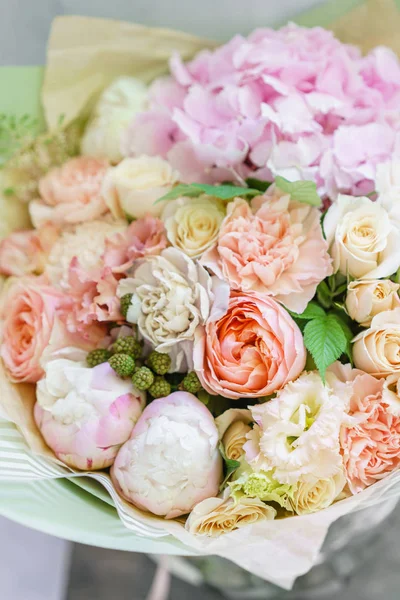 Hermoso ramo de primavera. arreglo floral con hortensias y peonías. Color rosa claro. El concepto de una floristería, una pequeña empresa familiar — Foto de Stock