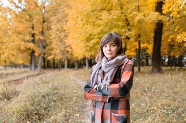 Genç moda kadın açık portresi. Esmer kadın şık kareli ceket ve eşarp sonbahar park.