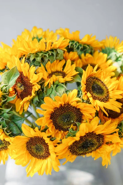 Букет жовтих соняшників, квітка у вазі на старовинному вінтажному столі. Кімната вранці. Сірий фон. Кольори осені та настрою осінь — стокове фото