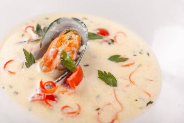 Deniz ürünleri, ızgara karides, bir kabuk midye krem çorbası. Akdeniz restoran menü