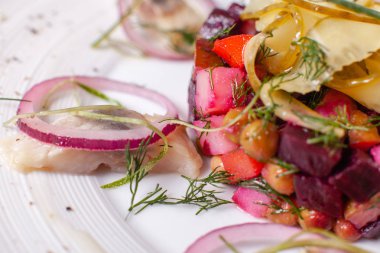 Pancar, elma, yumurta ve bir kase, seçici odak ringa Alman geleneksel salatası