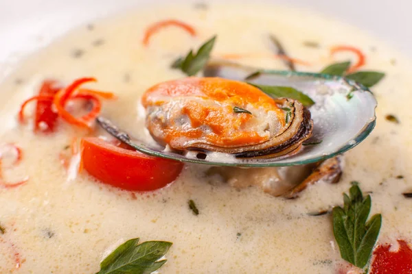 Deniz ürünleri, ızgara karides, bir kabuk midye krem çorbası. Akdeniz restoran menü