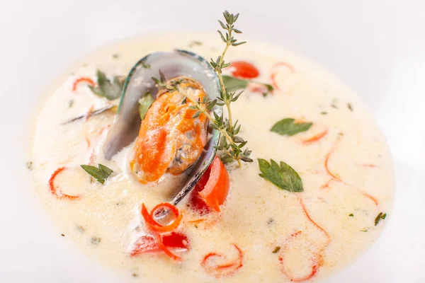 Deniz ürünleri, ızgara karides, bir kabuk midye krem çorbası. Akdeniz restoran menü