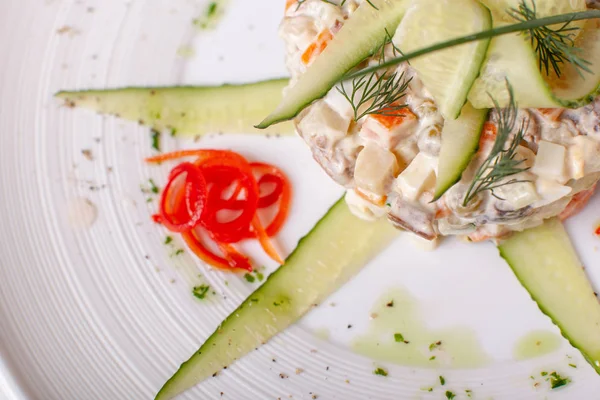 Rus geleneksel Olivier ile salata sebze ve et. Tablo üzerinde beyaz bir tabak salataya. Restoran menü