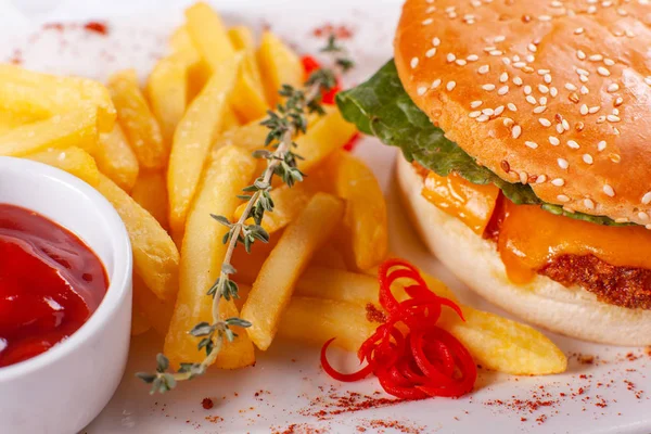 Menú de restaurante de comida rápida. Hamburguesa casera con empanadas de ternera, cebolla, tomate, lechuga y queso. Primer plano de hamburguesa fresca. Adornada con papas fritas doradas — Foto de Stock