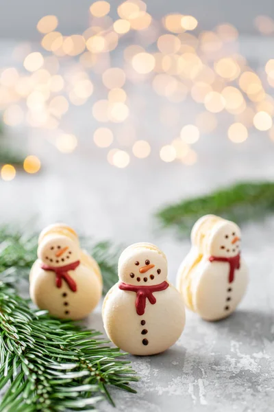 Vielfalt Süßen Makronen Tannenzweige Auf Grauem Hintergrund Frohe Weihnachten Neujahrsstimmung — Stockfoto