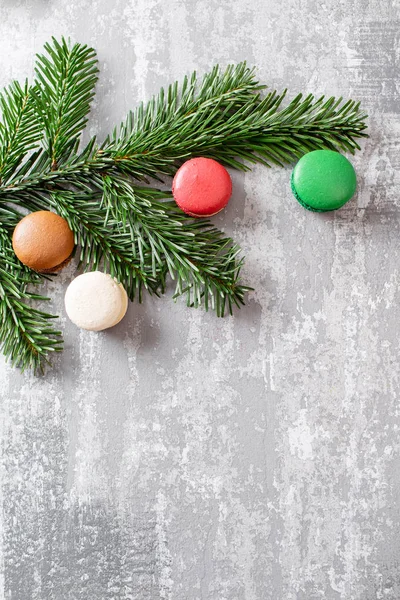 Neşeli Noel kartı. Çeşitli tatlı macaroons ve çam dalları gri antika arka plan üzerinde. düz yatıyordu, en iyi görünüm. Yeni yıl ruh hali