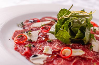 Carpaccio, sığır eti biftek salata. Yaz denize indirmek, sağlıklı beslenme kavramı. Beyaz tabak sos ile. İtalyan tarzı görev salata