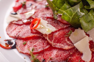 Carpaccio, sığır eti biftek salata. Yaz denize indirmek, sağlıklı beslenme kavramı. Beyaz tabak sos ile. İtalyan tarzı görev salata
