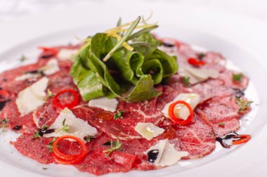 Carpaccio, sığır eti biftek salata. Yaz denize indirmek, sağlıklı beslenme kavramı. Beyaz tabak sos ile. İtalyan tarzı görev salata