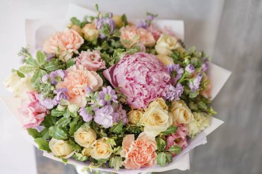 Güzel bahar buket. Mix çiçek aranjmanı. Bir çiçekçi dükkanı, küçük bir aile şirketi kavramı. Renk pembe ve Lila.