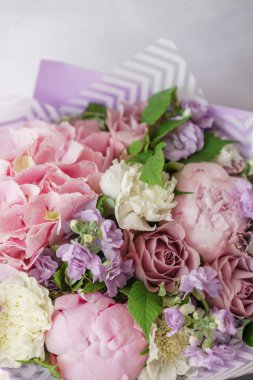 güzel bahar buket. Ortanca ve peonies çiçek aranjmanı. Leylak rengi. Bir çiçekçi dükkanı, küçük bir aile şirketi kavramı