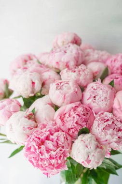 pembe peonies. Çiçek kompozisyon, gün ışığı. Duvar kağıdı. Cam vazo içinde sunulan güzel çiçekler. Güzel buket