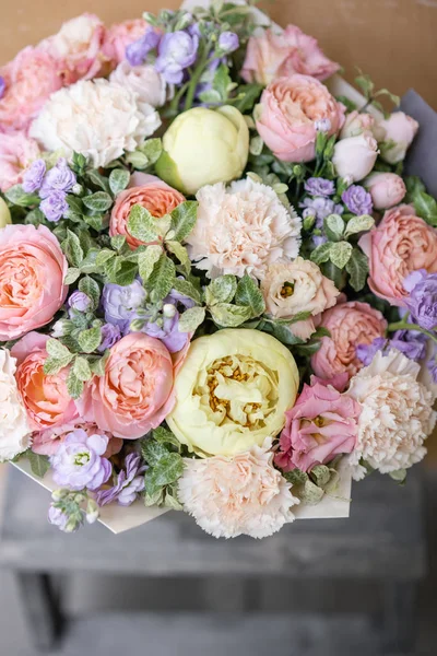 Fleuriste Travail Beau Bouquet Printemps Arrangement Avec Mélanger Les Fleurs — Photo