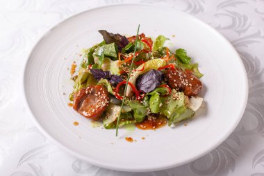 Teriyaki sığır eti ve sebze salatası kase. Asya gıda. Tablo üzerinde beyaz bir tabak salataya. Restoran menü