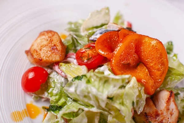 Bol de salade avec canard, orange et légumes. De la nourriture asiatique. Salade sur un plat blanc sur la table. menu du restaurant — Photo