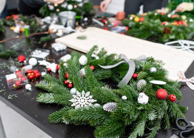 Noel çelenk dalları çam tatil için gelen üreticisi. Ana sınıf dekoratif süsler yapmak. Noel dekor kendi elleriyle. Yeni yıl kutlama. Çiçekçi Dükkanı