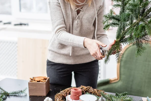 Fabrikant van de kroon van Kerstmis van takken van pine voor vakantie. Masterclass op het maken van decoratieve ornamenten. Kerst decor met hun eigen handen. De nieuwe jaarviering. Bloemenwinkel — Stockfoto