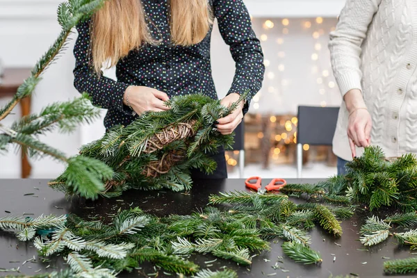 Fabrikant van de kroon van Kerstmis van takken van pine voor vakantie. Masterclass op het maken van decoratieve ornamenten. Kerst decor met hun eigen handen. De nieuwe jaarviering. Bloemenwinkel — Stockfoto