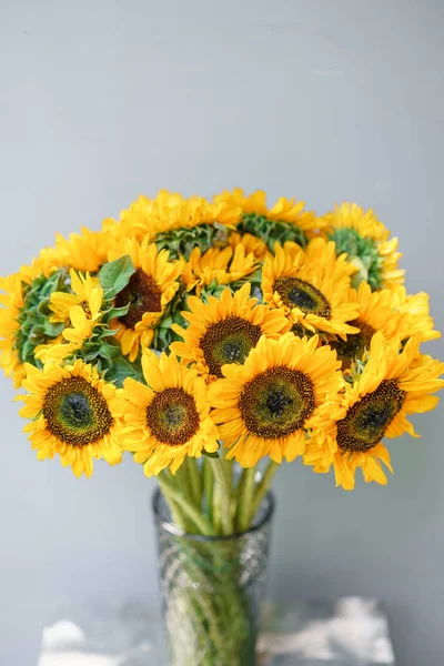 Букет жовтих соняшників, квітка у вазі на старовинному вінтажному столі. Кімната вранці. Сірий фон. Кольори осені та настрою осінь — стокове фото