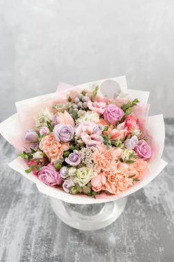 Güzel yaz buket. Mix çiçek aranjmanı. Bir çiçekçi dükkanı kavramı. İş çiçekçi.