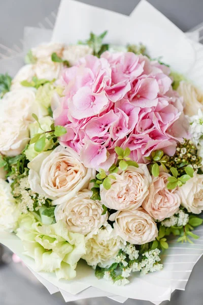 Beau bouquet d'été. Arrangement avec mélanger les fleurs. Le concept d'un fleuriste. Fleuriste de travail . — Photo