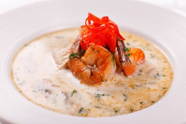 Deniz ürünleri, ızgara karides, midye ile krem çorbası. Akdeniz restoran menü