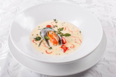 Deniz ürünleri, ızgara karides, bir kabuk midye krem çorbası. Akdeniz restoran menü