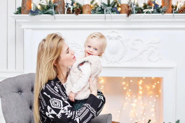 Veselá maminka objímá její roztomilé dcerušky. Rodič a dítě baví poblíž vánoční stromeček doma. Milující rodiny Veselé Vánoce a šťastný nový rok — Stock fotografie