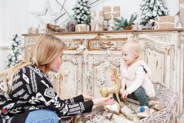 Veselá Maminka a její roztomilý dcera. Rodič a dítě baví poblíž vánoční stromeček doma. Milující rodiny Veselé Vánoce a šťastný nový rok. — Stock fotografie