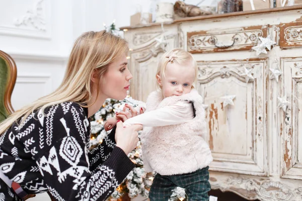 Neşeli Anne Onun Sevimli Bebek Hediye Açın Anne Baba Küçük — Stok fotoğraf