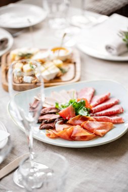 Yemek tepsisi ile lezzetli salam, adet dilimlenmiş jambon, sosis. Kesme sosis ve kutlama bir tabloda tedavi et.