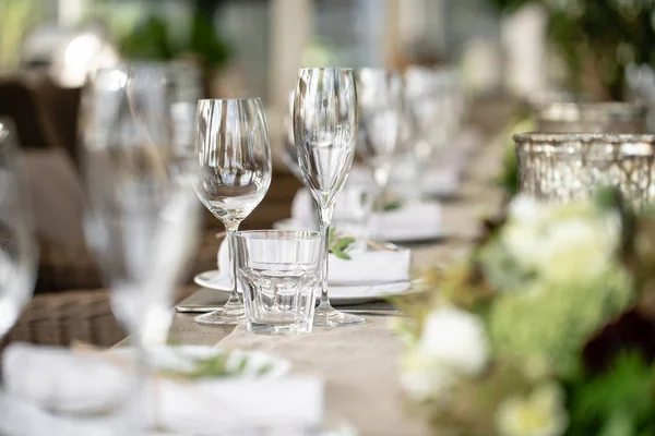 Svatební hostina nebo slavnostní večeře. Židle a stůl pro hosty, podávaný s příbory a nádobí. Pokryté lněný ubrus běžec. párty na terase — Stock fotografie