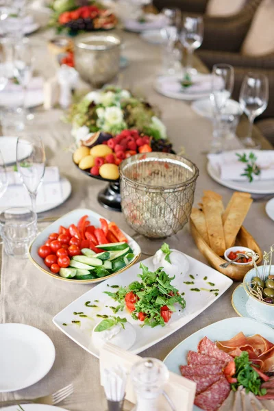 Farklı yemek ziyafet masada Konuklar için. lezzetli yemekler restoranda masaya. Tablo Doğum günü için hizmet veya düğün.