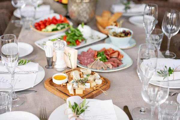 Farklı yemek ziyafet masada Konuklar için. lezzetli yemekler restoranda masaya. Tablo Doğum günü için hizmet veya düğün.