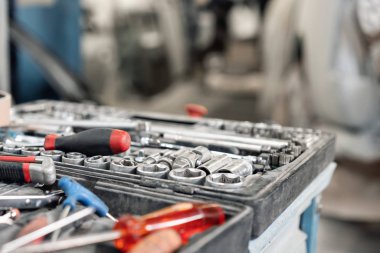 El araçlar ve wrenchs yakın çekim kutusunda kirli kümesi. Garaj resim araba servisi. Araba veya Değiştir oto yedek parça, oto yedek parça onarmak için araç. Kirli aracı hizmeti