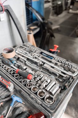 El araçlar ve wrenchs yakın çekim kutusunda kirli kümesi. Garaj resim araba servisi. Araba veya Değiştir oto yedek parça, oto yedek parça onarmak için araç. Kirli aracı hizmeti