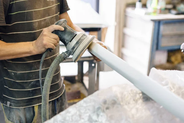 El mecánico trabaja con una rectificadora. Servicio de pintura de garaje. Reparación de la sección de automóviles después del accidente . — Foto de Stock