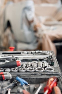 El araçlar ve wrenchs yakın çekim kutusunda kirli kümesi. Garaj resim araba servisi. Araba veya Değiştir oto yedek parça, oto yedek parça onarmak için araç. Kirli aracı hizmeti