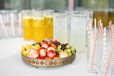 Taze meyve tabağı büfede iş veya düğün olay mekanı. Self servis veya yiyebildiğin kadar - kiraz, nektarin, üzüm ve ananas. Soğuk içecek ve aperatifler ve sofra ile tablo