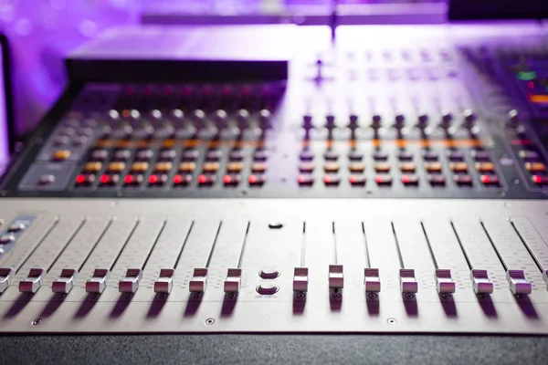 Mezclador de sonido. Consola de mezcla de audio profesional con luces, botones, faders y deslizadores . — Foto de Stock