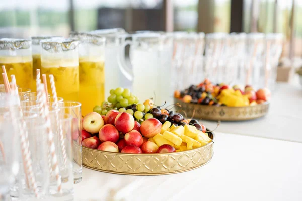 Friss gyümölcs tál svédasztalos üzleti- és esküvői rendezvényhelyszín. Önkiszolgáló, vagy minden, amit megeszel - meggy, nektarin, szőlő és ananász. Táblázat a hideg italokat és harapnivalókat és étkészlet — Stock Fotó