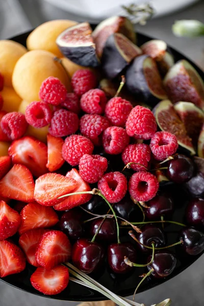 Vers fruit schotel op banket tafel op zakelijke of bruiloft evenement locatie. Self service of alles wat je eten-framboos, aardbei, kers, vijgen, abrikoos. Tafel met koude snacks en servies — Stockfoto