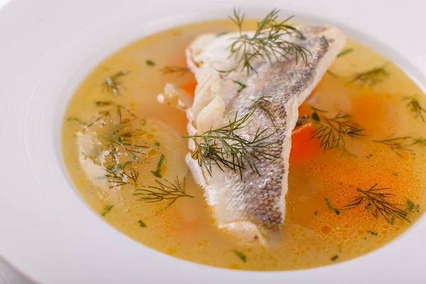 Суп из рыбы и морепродуктов. Вкусный суп с белой рыбой и овощами на ужин — стоковое фото